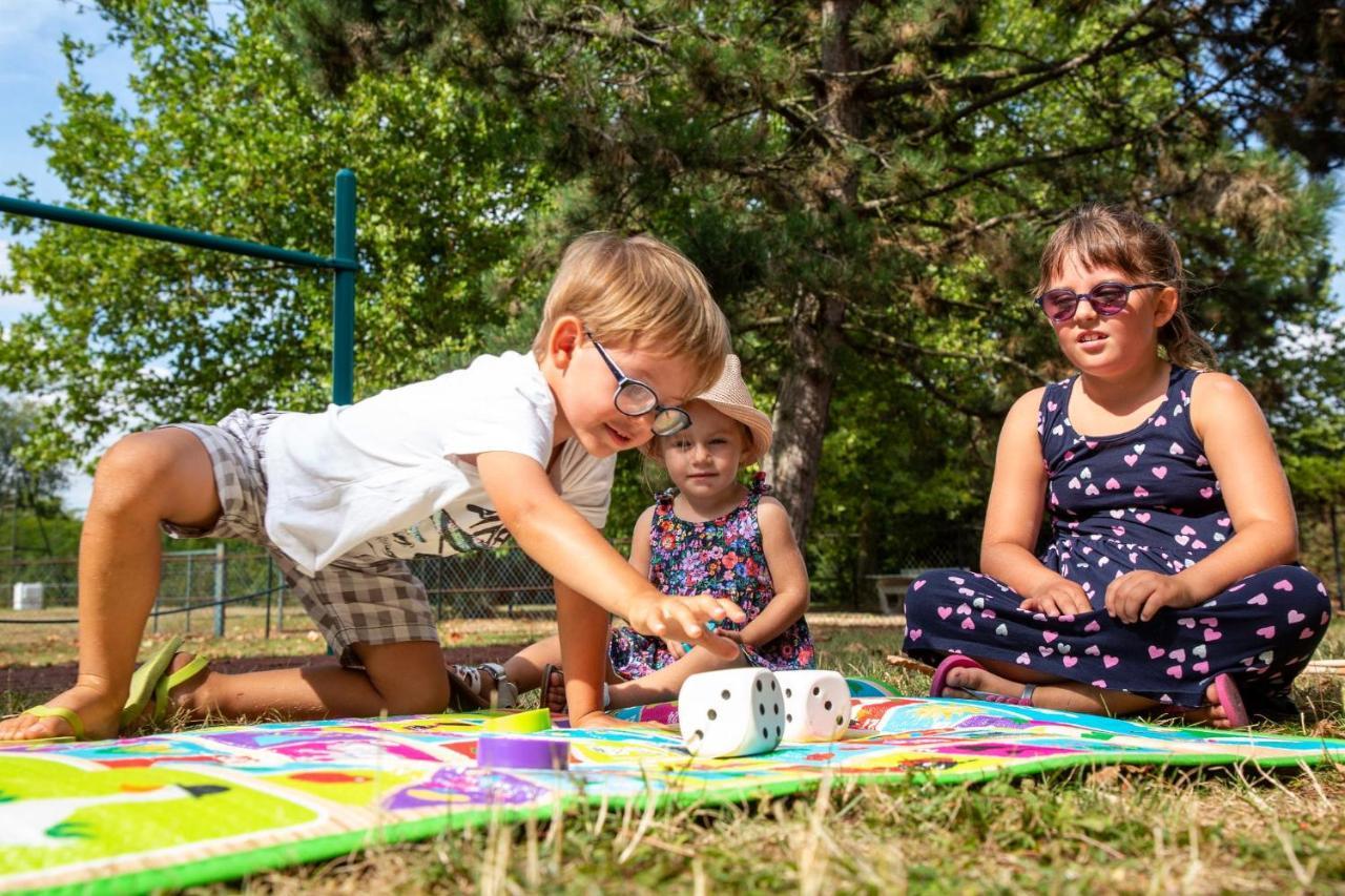 Camping De Châlons-en-Champagne Екстериор снимка